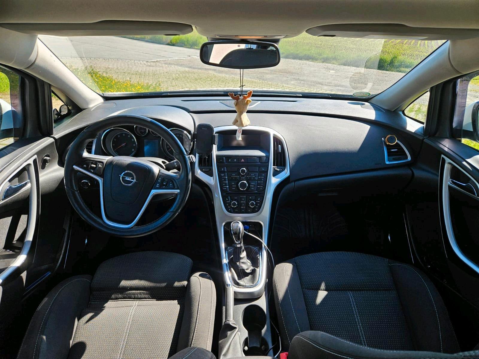 Opel Astra 2012 — photo 5