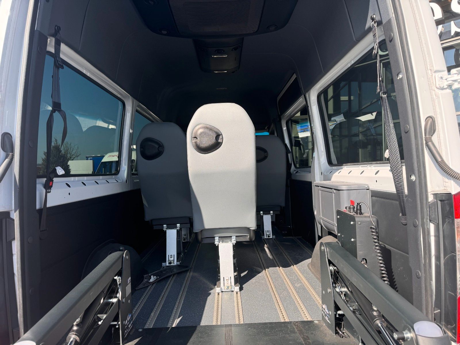 Fahrzeugabbildung Mercedes-Benz Sprinter 317 CDI Rollstuhl/Behinderten Lift