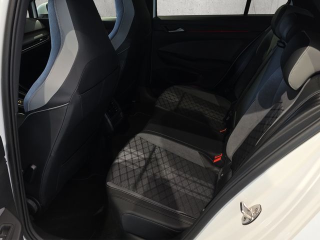 Golf VIII R-Line 1.5 eTSI DSG*ACC*AMBIENTE*