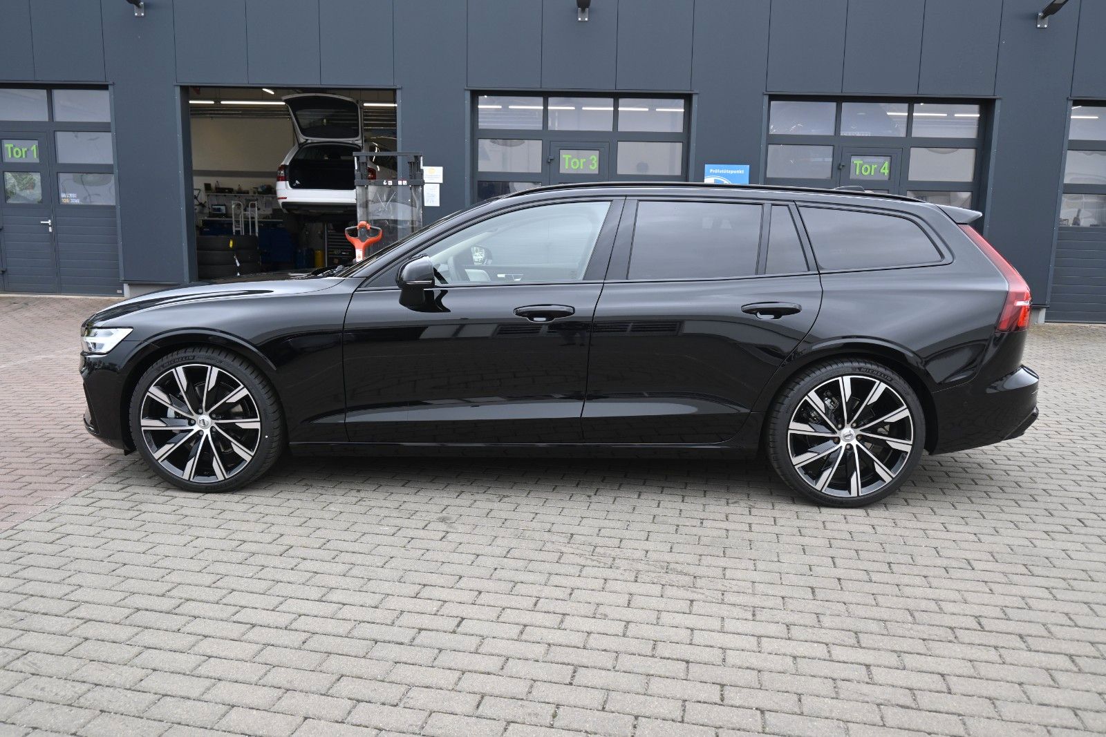 Fahrzeugabbildung Volvo V60 B4 DKG Ultra Dark*B&W*Massage*ACC*AHK*20"