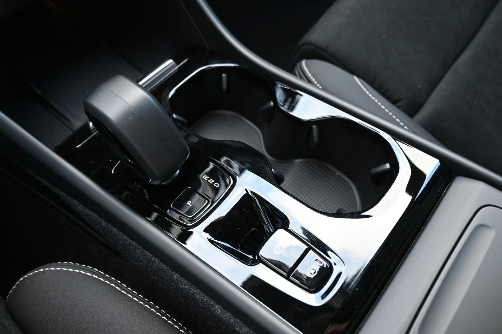 Fahrzeugabbildung Volvo XC40 B4 DKG Plus Dark*FSHZG*360°*ACC*Allwetter