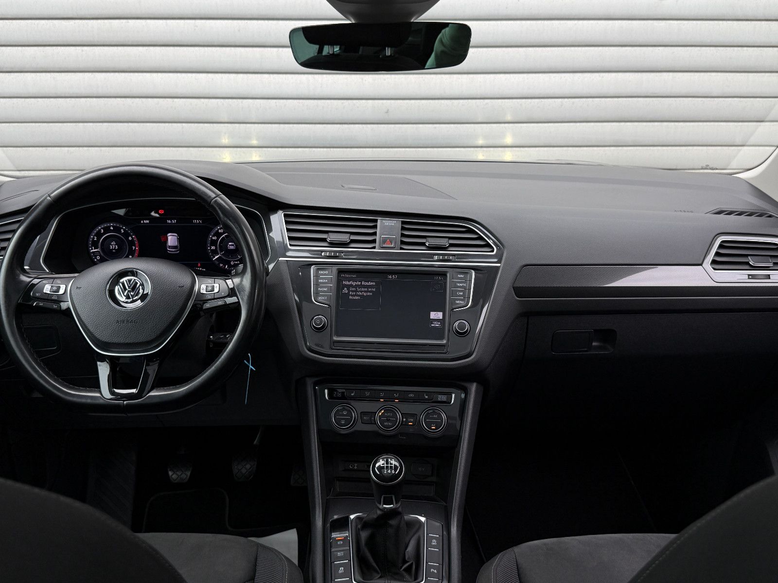 Fahrzeugabbildung Volkswagen Tiguan Highline 4Motion ACC AHK Nav SHZ Pano LED