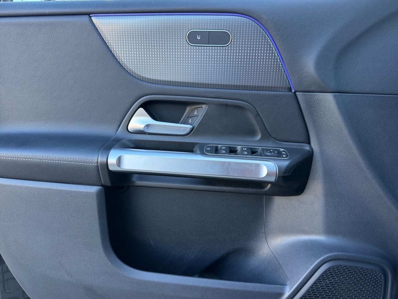 Fahrzeugabbildung Mercedes-Benz GLB 200 PANO+AHK+STNDHZ+MULTIBEAM+DISTR+LHZ+KAM+