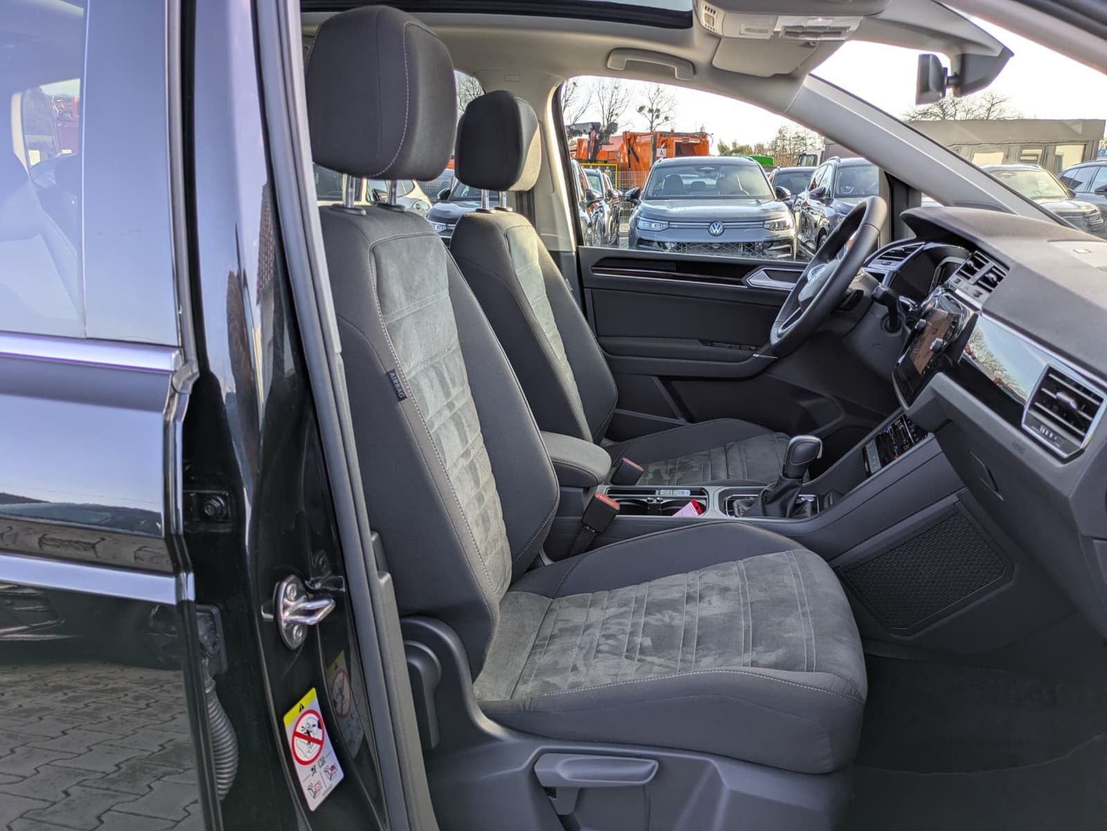 Fahrzeugabbildung Volkswagen Touran 2.0 DSG R-Line High. Pano 7-Si IQ.Dri AHK