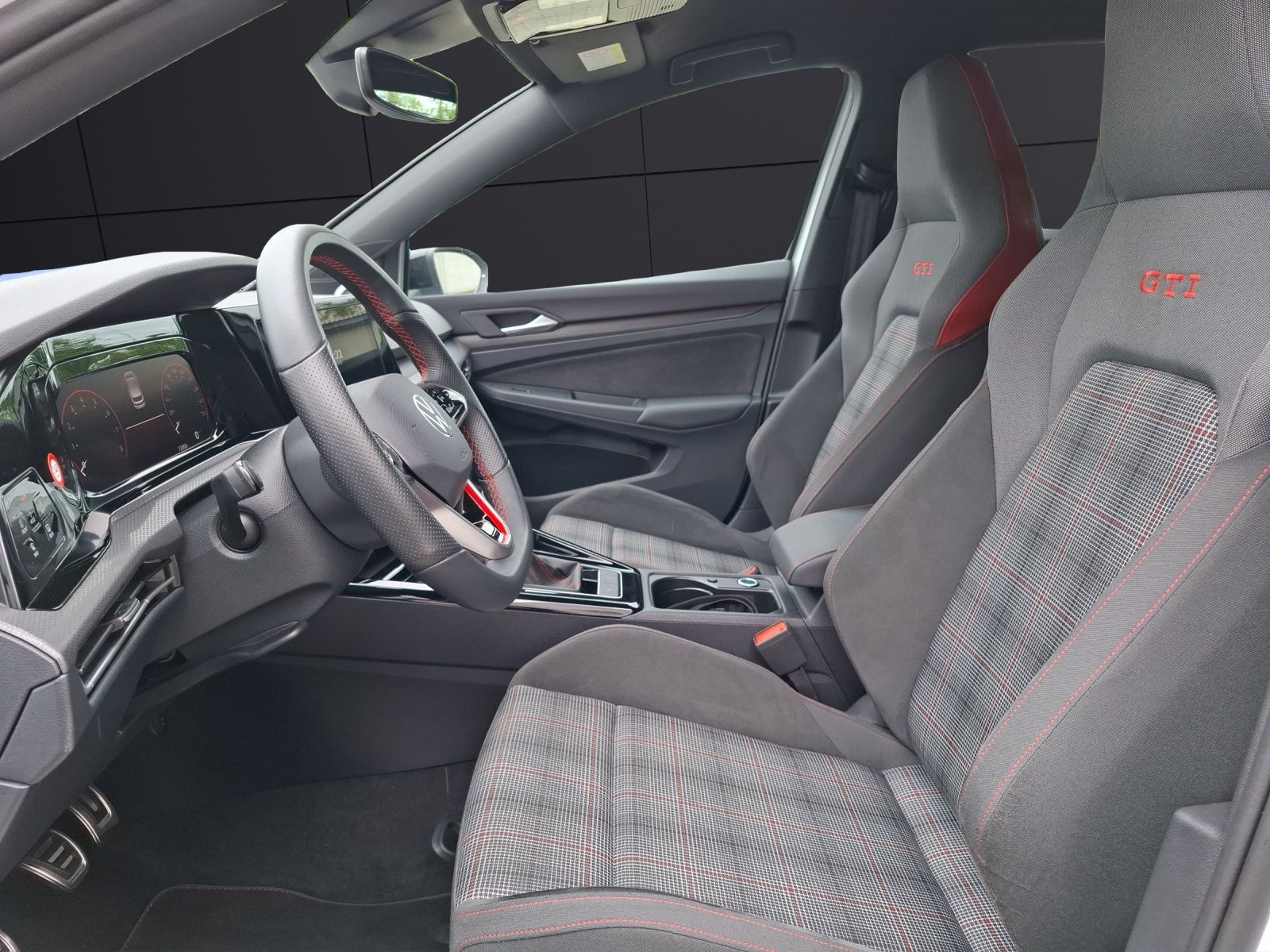 Fahrzeugabbildung Volkswagen Golf VIII GTI 1,99% Matrix AHK Navi AID RFK 19"
