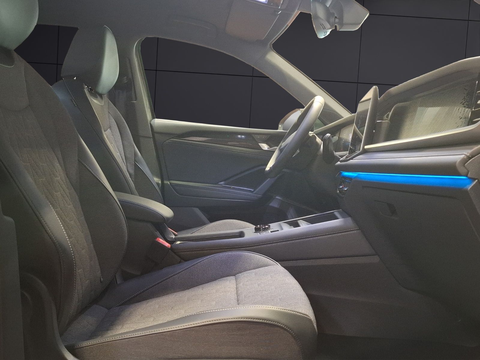 Fahrzeugabbildung Volkswagen Tayron eTSI Life DSG LED AHK Navi AID ACC RFK SH