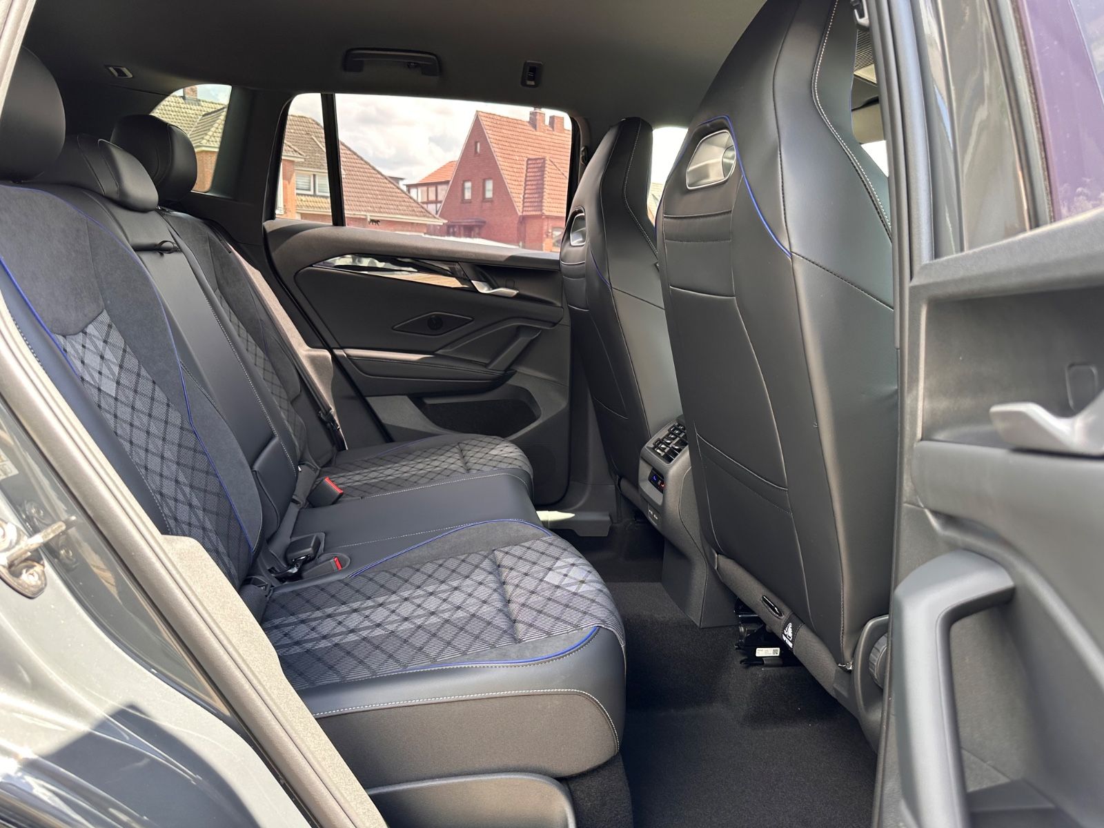 Fahrzeugabbildung Volkswagen Tiguan 1.5 eTSI R-Line DSG AHK/Navi/APP/LED/SHZG