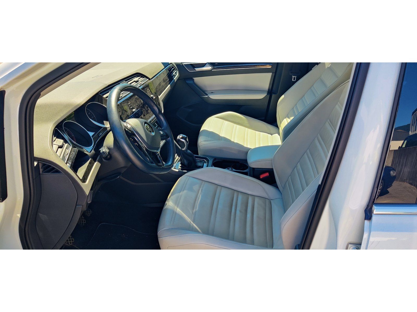 Fahrzeugabbildung Volkswagen Touran Highline TSI *AHK*Panodach*LED*PDC*Navi*