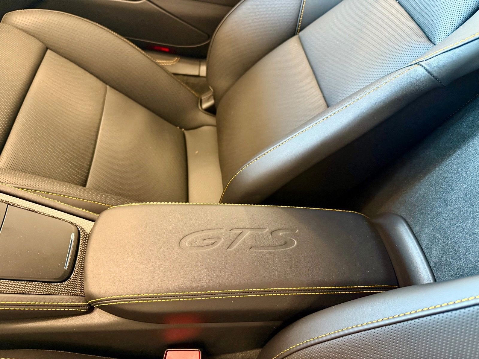 Fahrzeugabbildung Porsche 718 Cayman GTS 4.0 PDK PCCB/Burmester/Carbon/ACC