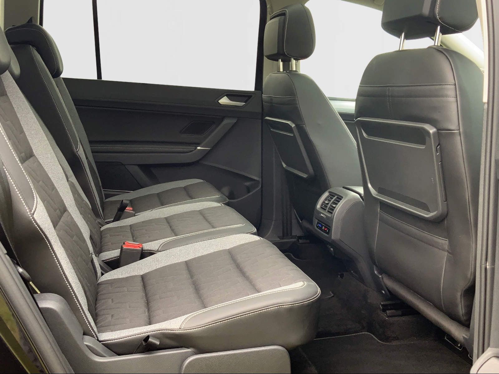 Touran 1,5 TSI IQ-Light, STHZ, PANO, NAVI, RFK.