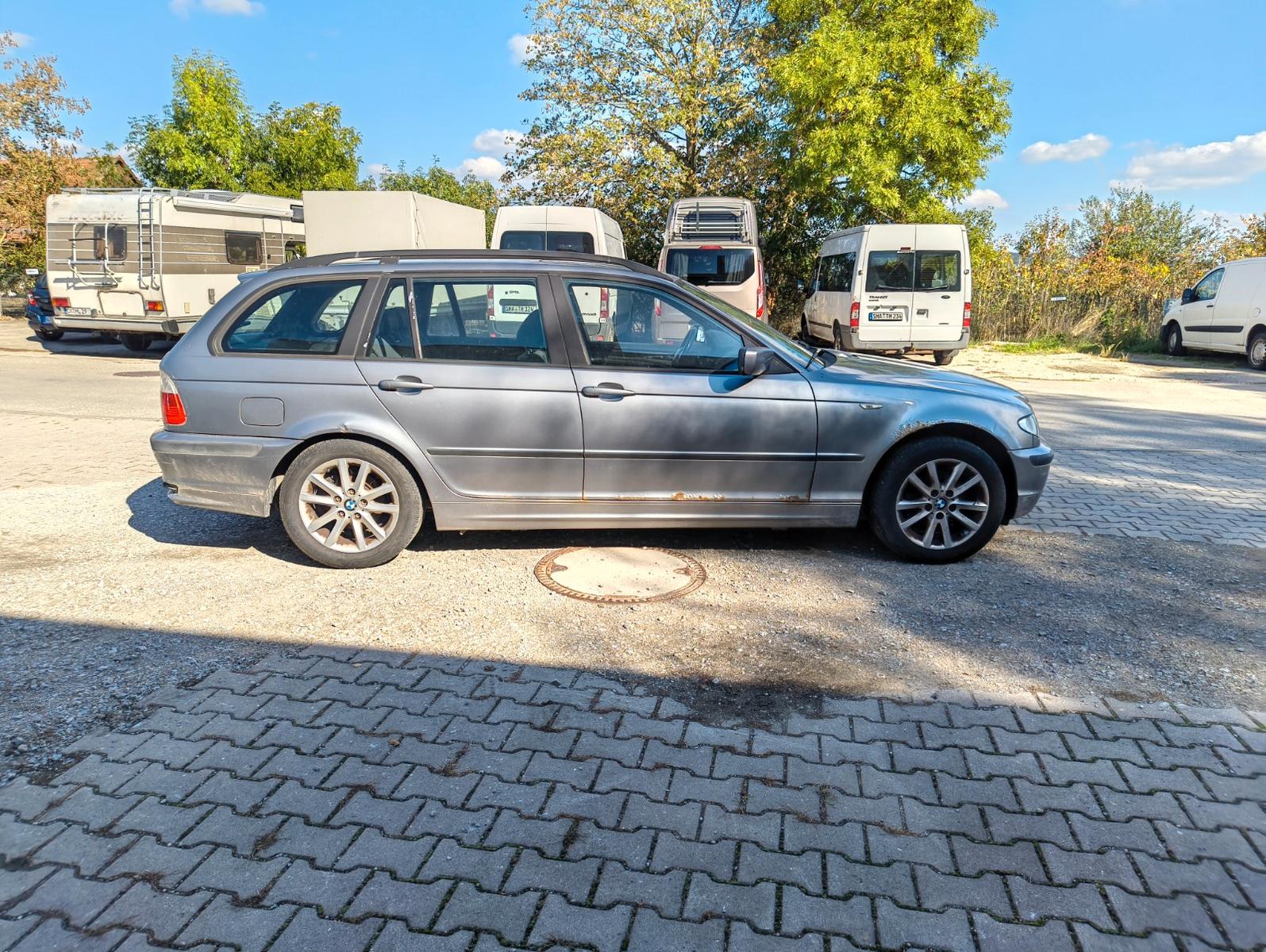 BMW 316 2004 — rear view