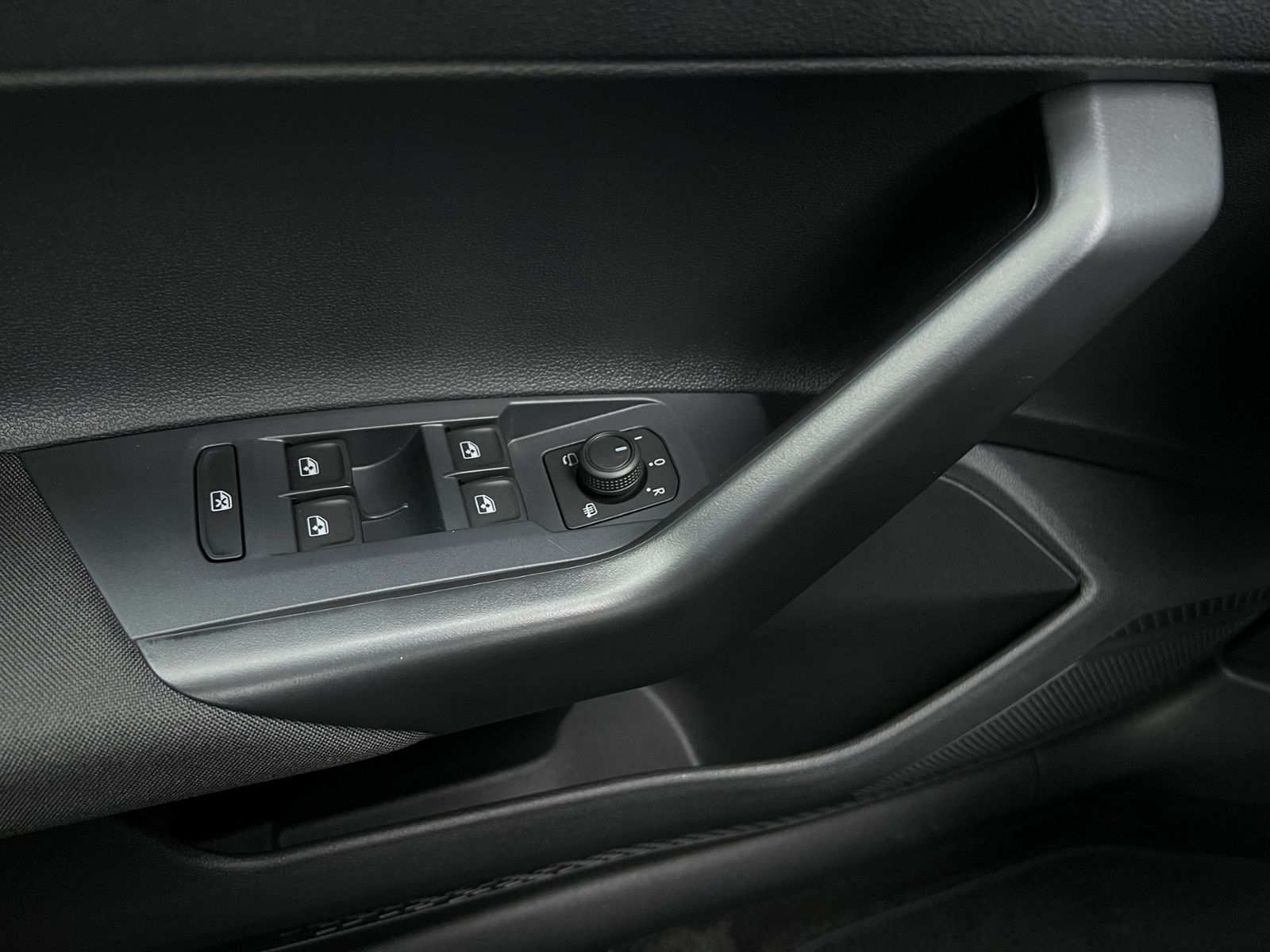 Fahrzeugabbildung Volkswagen Polo Life 1.0 *Navi, Ganzjahresreifen, Kamera*