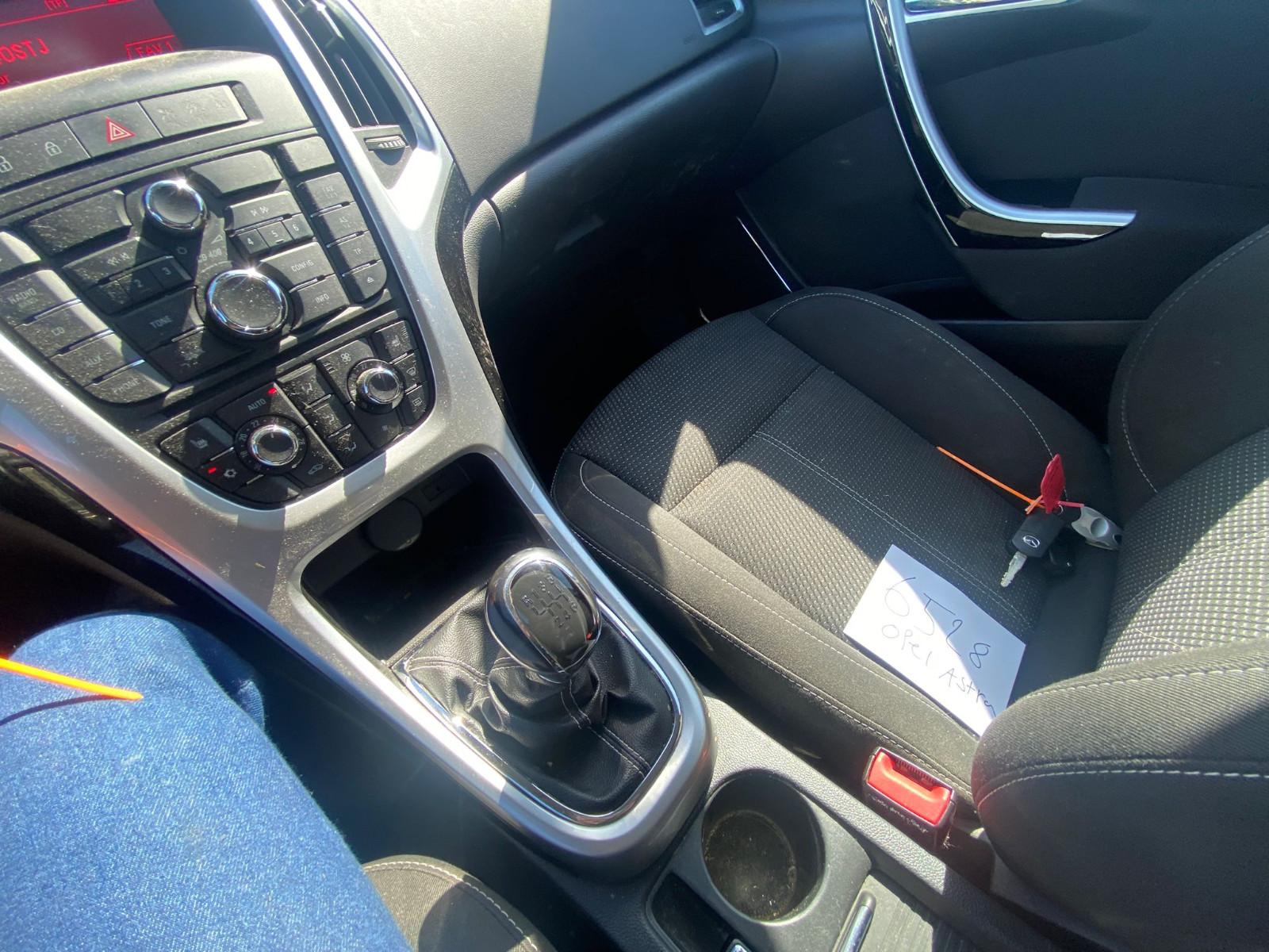 Opel Astra 2012 — photo 13