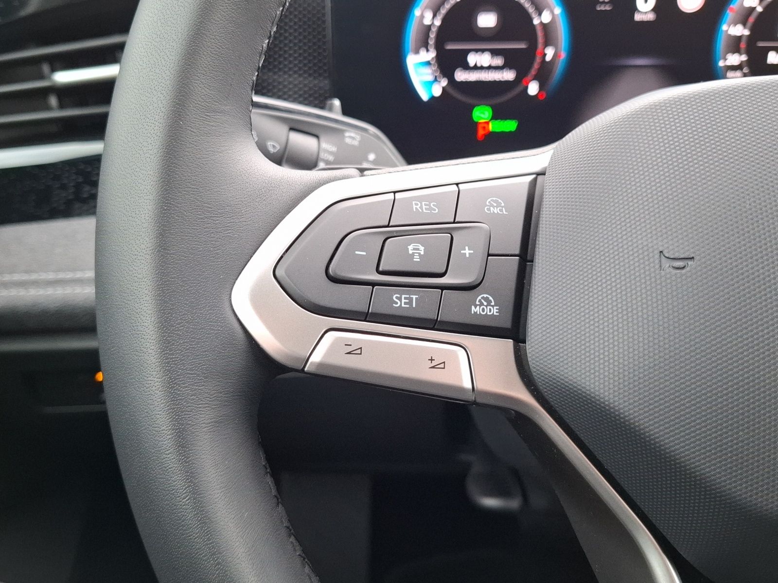 Fahrzeugabbildung Volkswagen Passat Variant eTSI DSG LED CarPlay AID ACC RFK