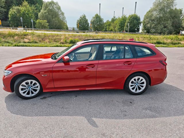 BMW 330e Touring Sport Line HUD