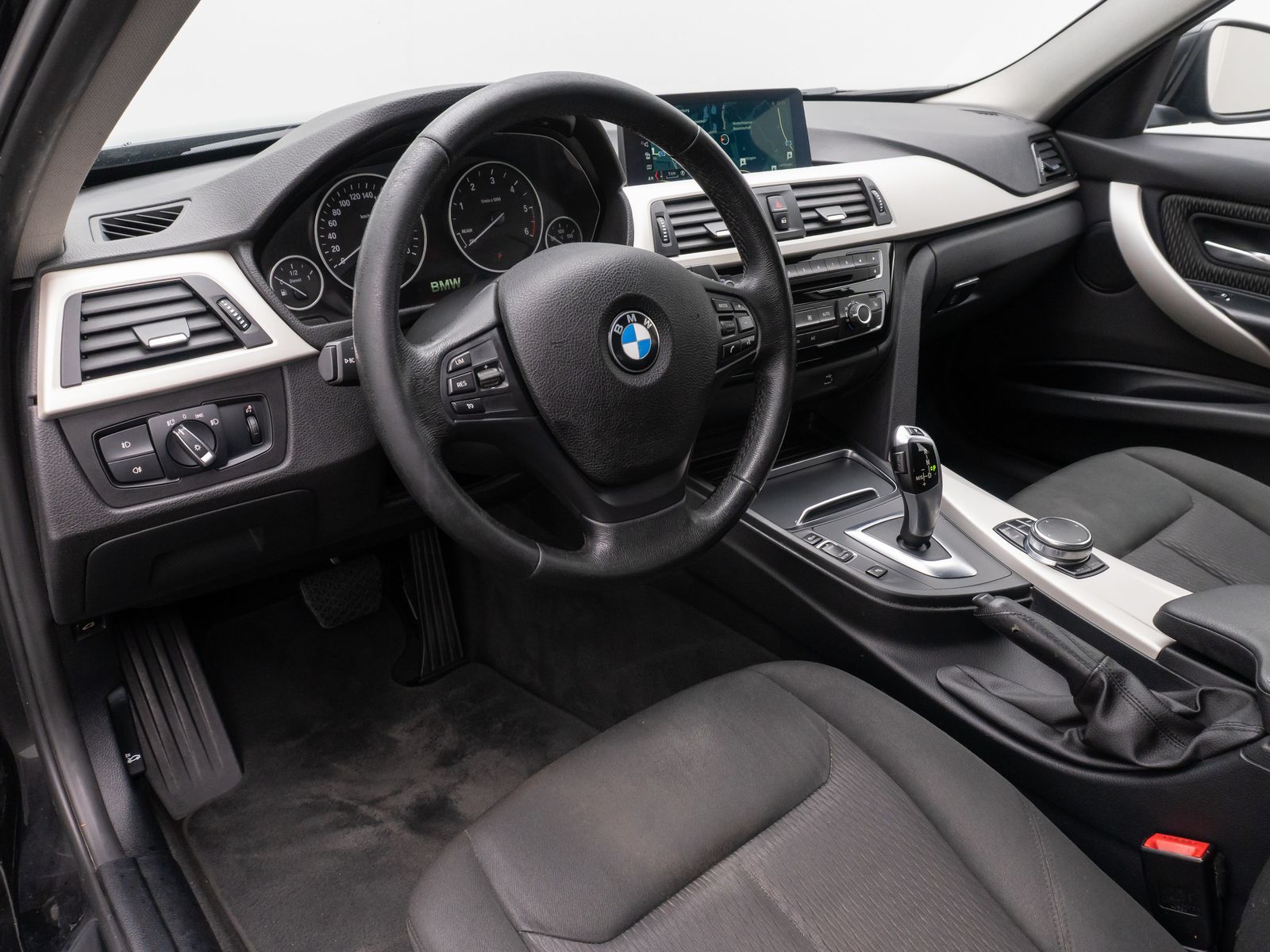 Fahrzeugabbildung BMW 318d NaviPro WLANLordos PDC LED Komfort Alarm