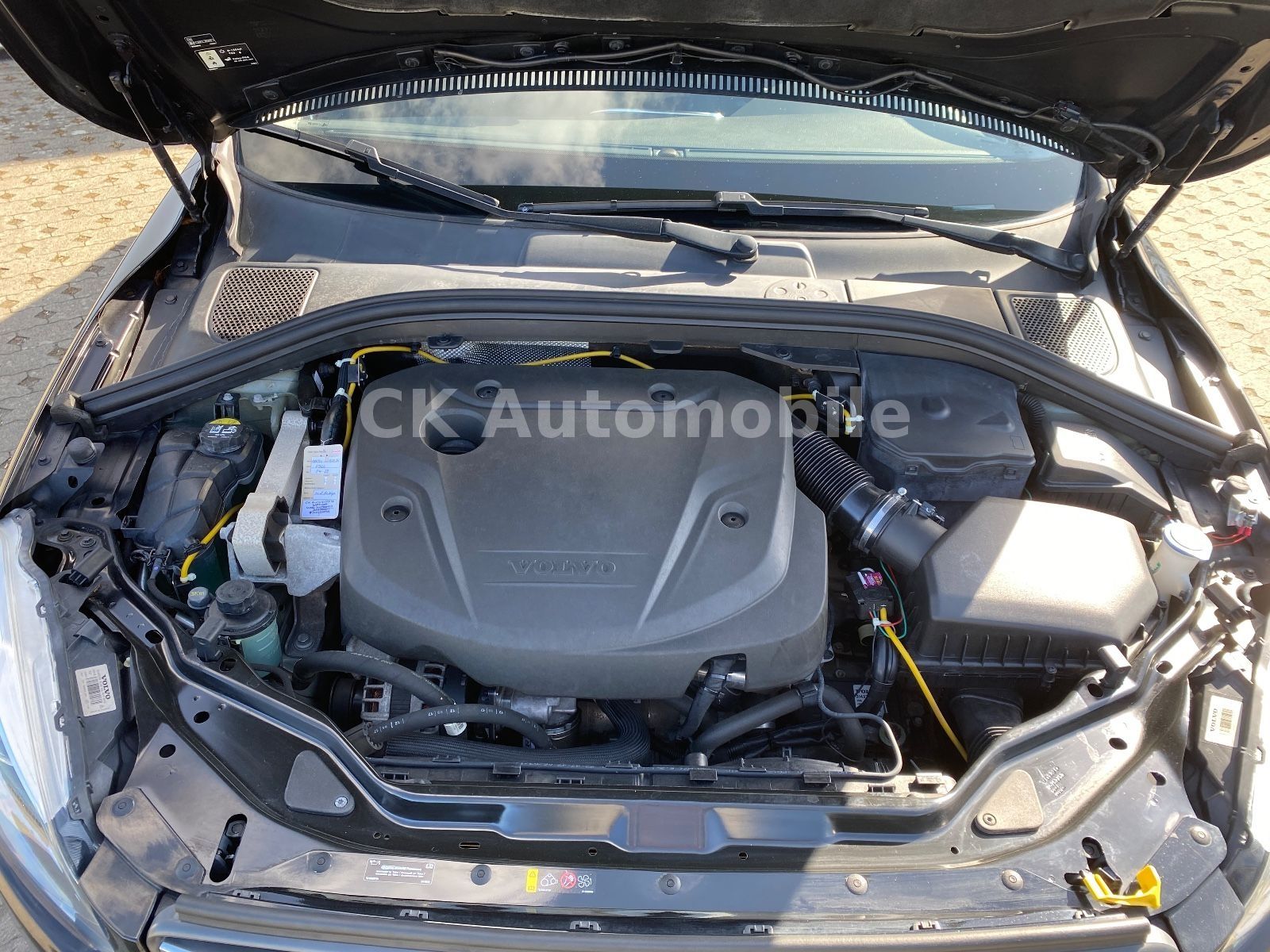 Fahrzeugabbildung Volvo XC60 D3 Summum 2WD/Navi/Leder/Bi-Xenon/PDC/AHK