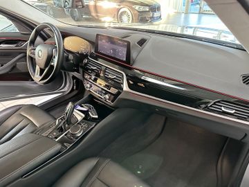 Fahrzeugabbildung BMW 540i xD DAB Alarm 360°H/K HUD 20" LiveCockpitPro