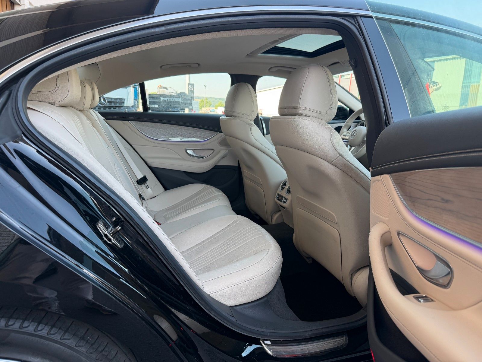 Fahrzeugabbildung Mercedes-Benz CLS 450 4M+Distr+ESD+AirM+Sitzklima+360