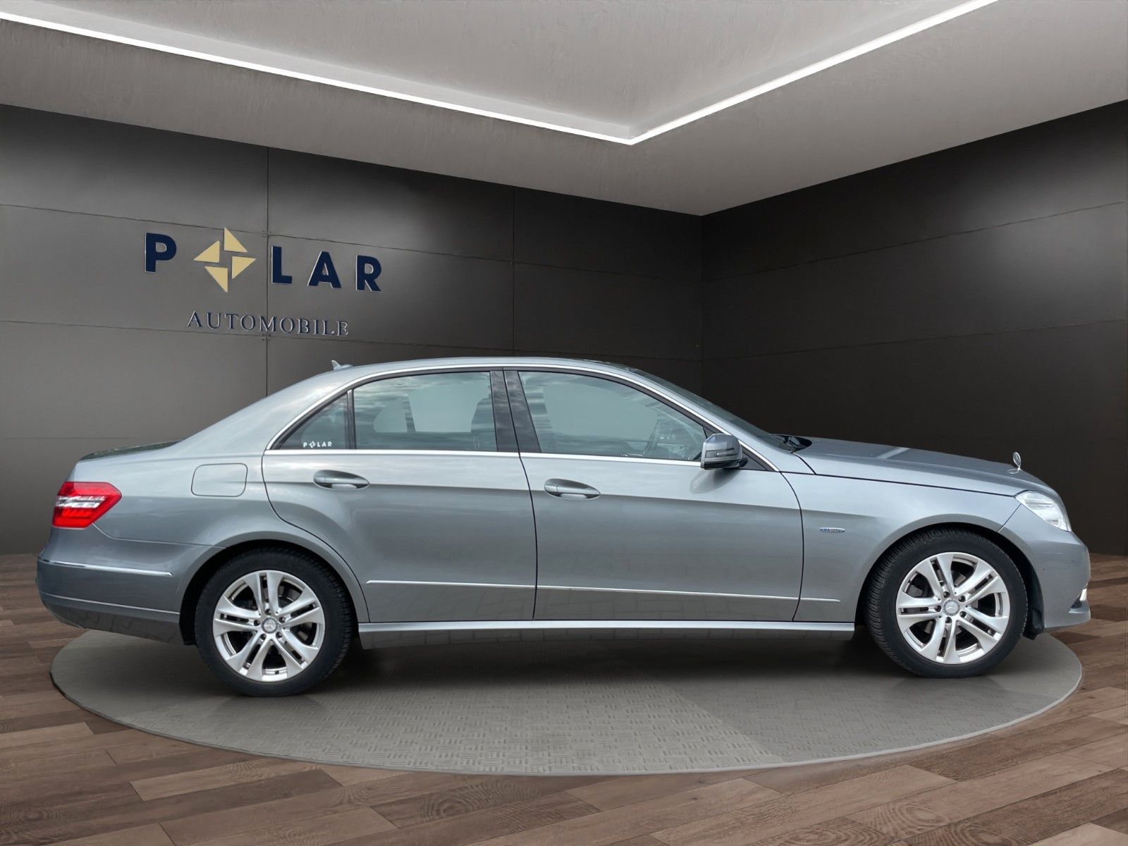 Fahrzeugabbildung Mercedes-Benz E 220 CDI Lim.*Bi-Xen*Standhz*Tempomat*PDC