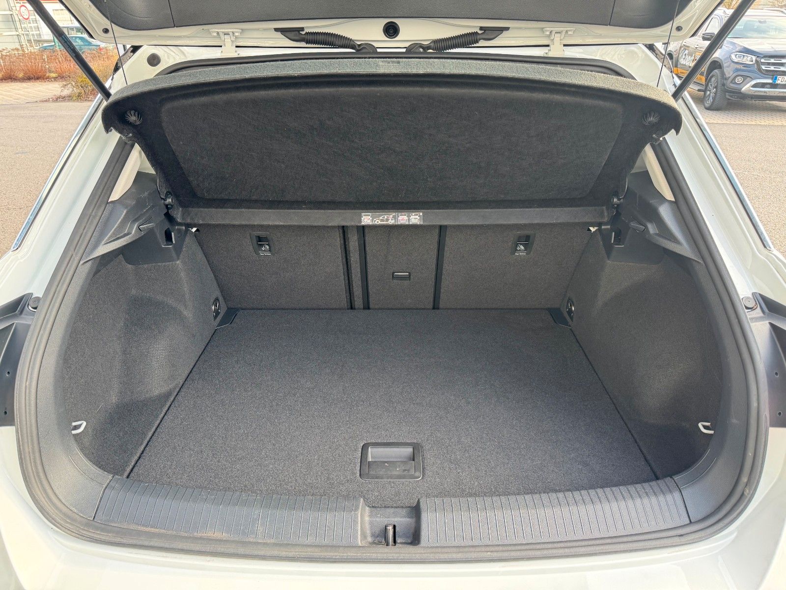 Fahrzeugabbildung Volkswagen T-Roc Style+RLine+AHK+ACC+LED+MirrowLink