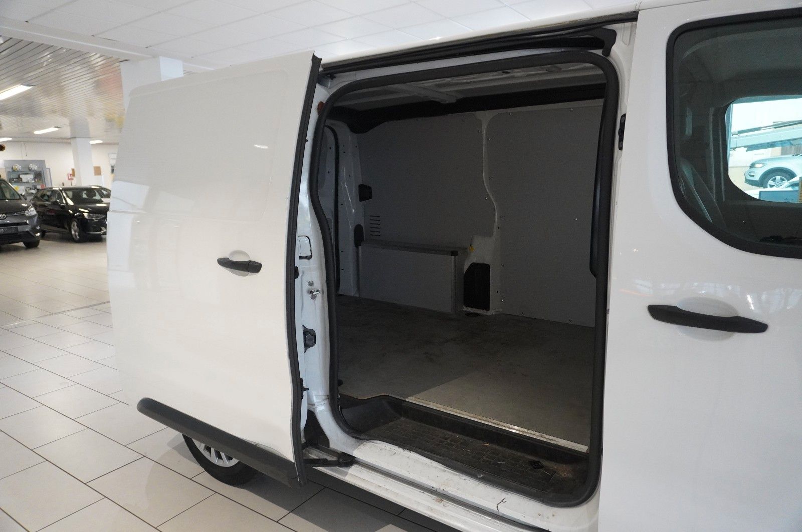Fahrzeugabbildung Opel Vivaro Cargo 1.5D M EDITION KLIMA/DAB+/PDC/TEMP.