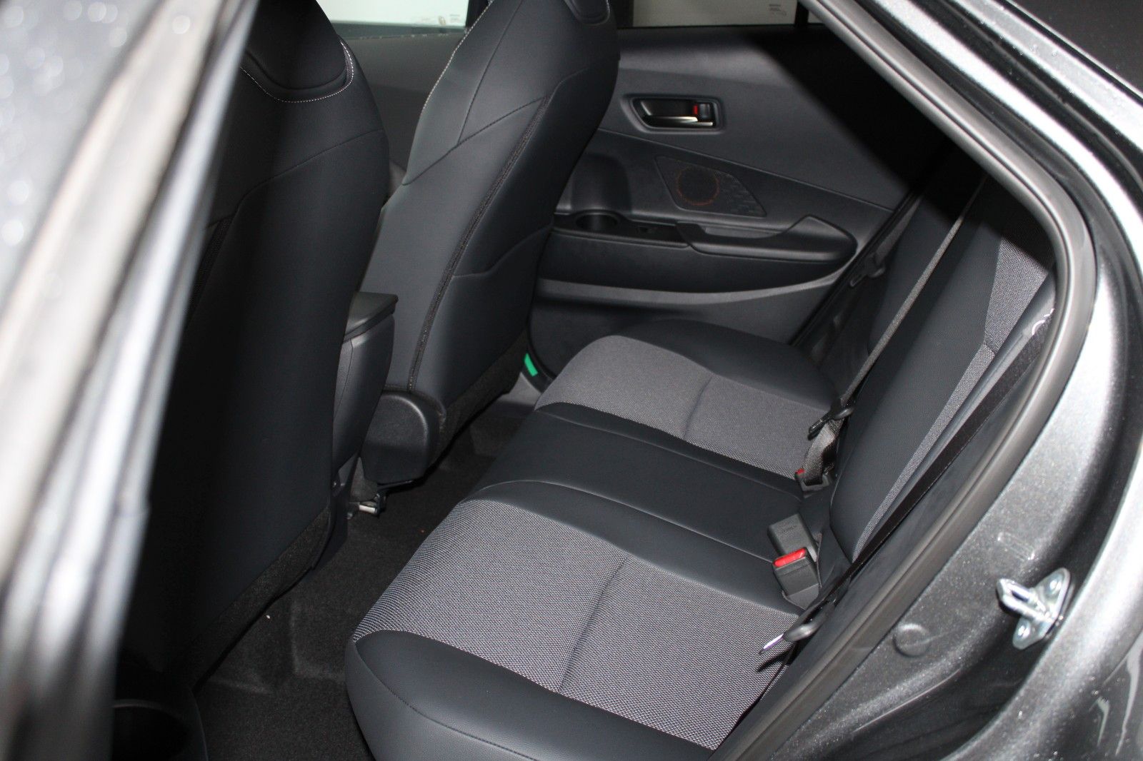 Fahrzeugabbildung Toyota C-HR 2.0 Hybrid Lounge, PANO,ALCANTARA