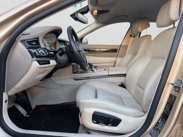 BMW 750 - 12