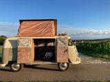 Volkswagen VW T1 Camper einsteigen und der  entgege... - Volkswagen T1 mit Benzin-Antrieb: Kleinbus