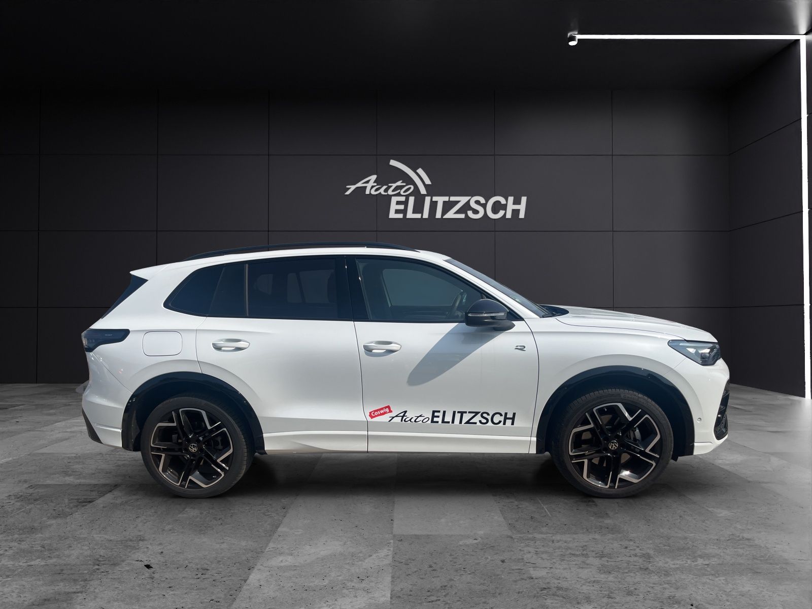 Fahrzeugabbildung Volkswagen Tiguan TDI R-Line 4M DSG MATRIX AHK PANO 20" NAV