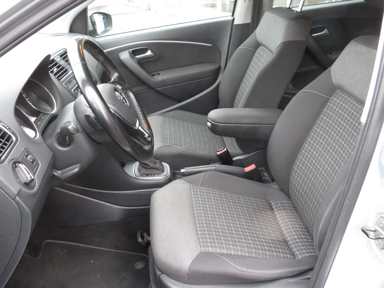 Fahrzeugabbildung Volkswagen Polo  Comfortline DSG SITZH. NAVI PDC GRA 4-T.