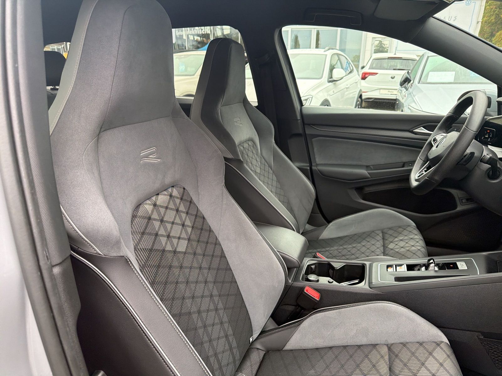 Golf Variant R-Line eTSI DSG Navi AZV Kamera