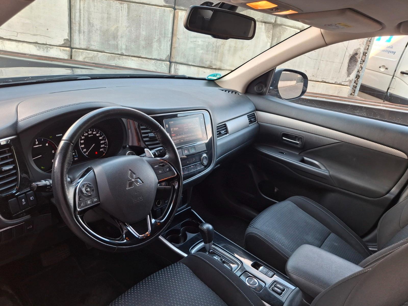 Mitsubishi Outlander Plus 4WD-Xenon-AHK-1 HAND