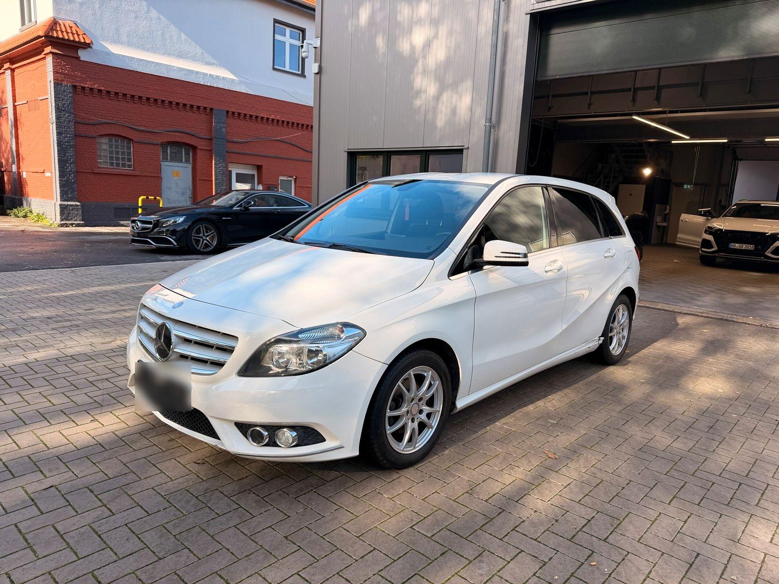 Mercedes-Benz B 180
