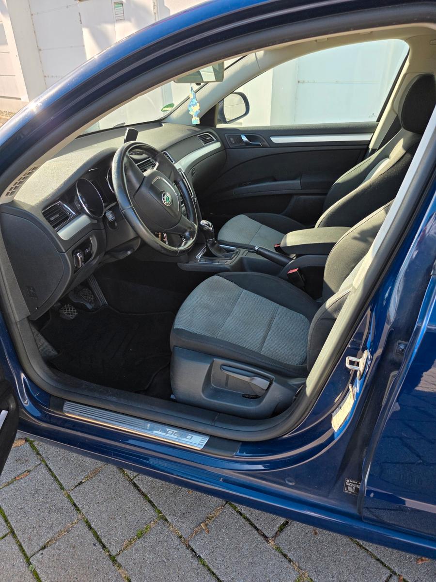 Skoda Superb 2010 — вигляд ззаду