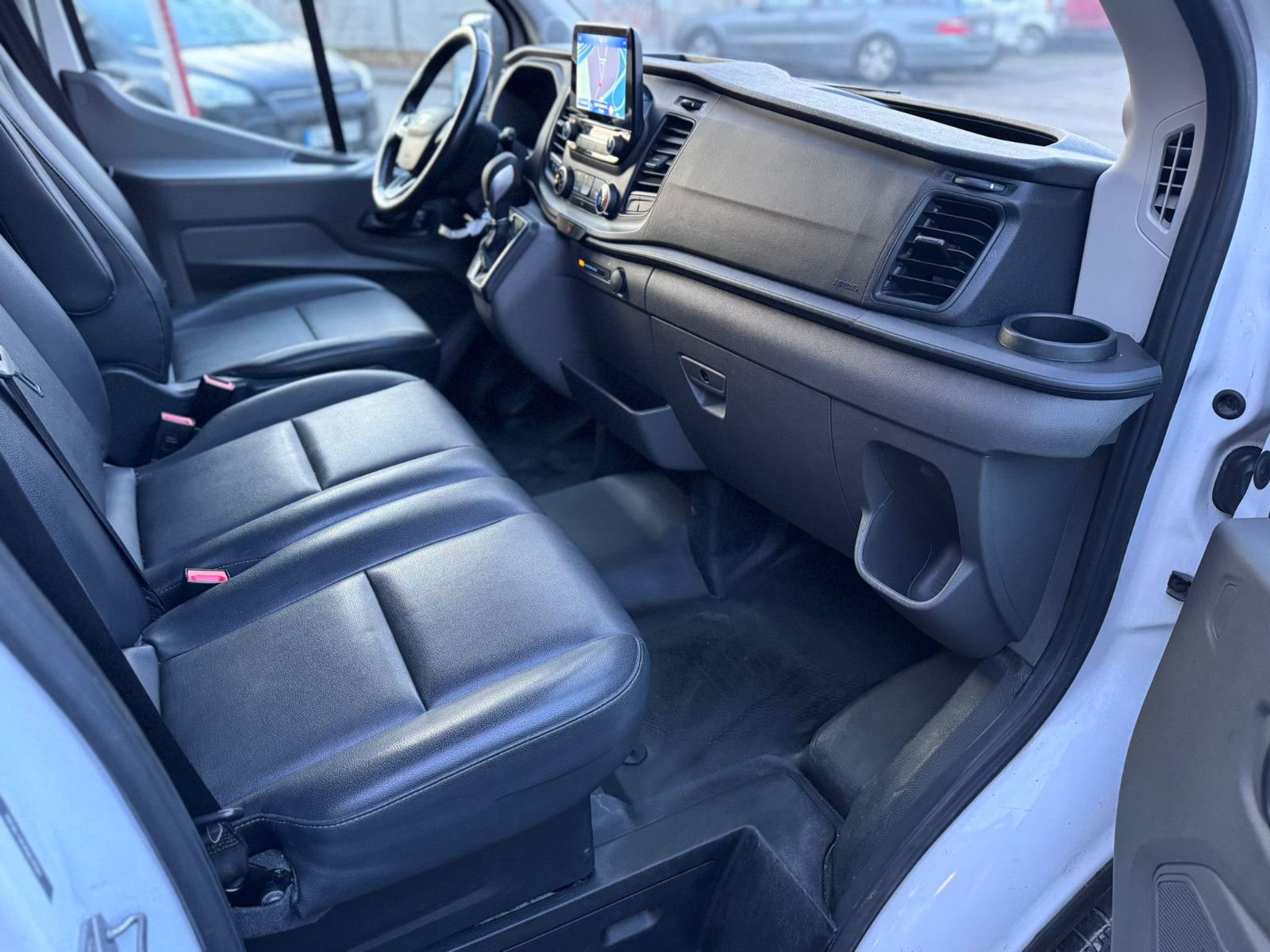 Fahrzeugabbildung Ford TRANSIT 330 L2H2*9-SITZE*LEDER*2xKLIMA*NAVI