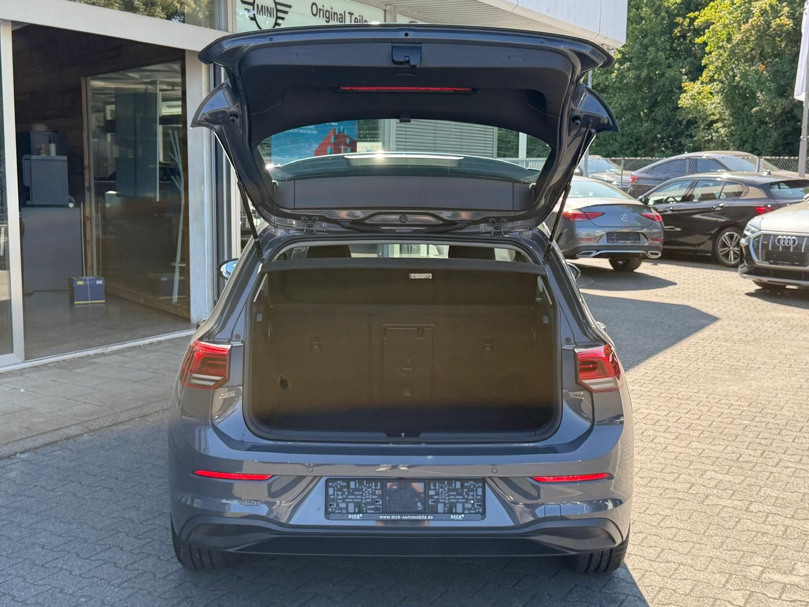Fahrzeugabbildung Volkswagen Golf VIII 2.0d Life VIRTU+LED+NAVI+SHZ+ACC+PDC+