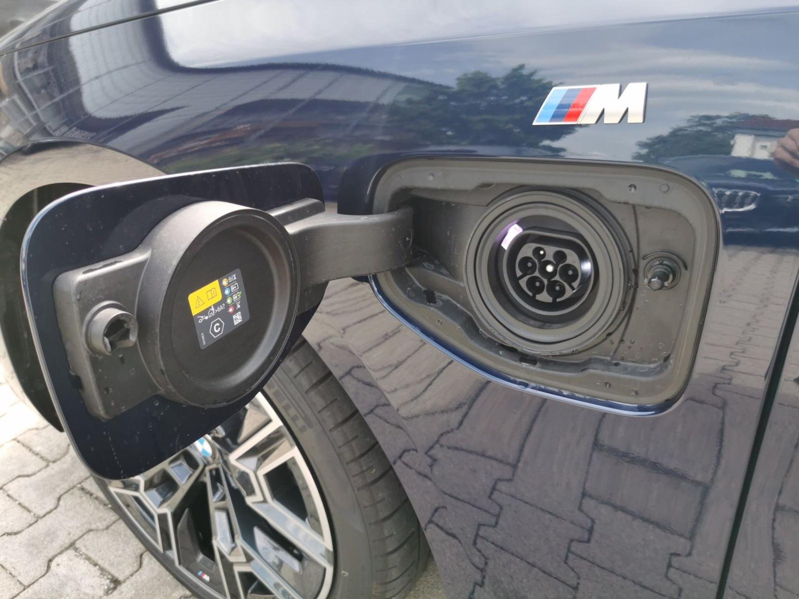 BMW 530e xDrive Touring M SPORT INDIVI TANSANITBLAU