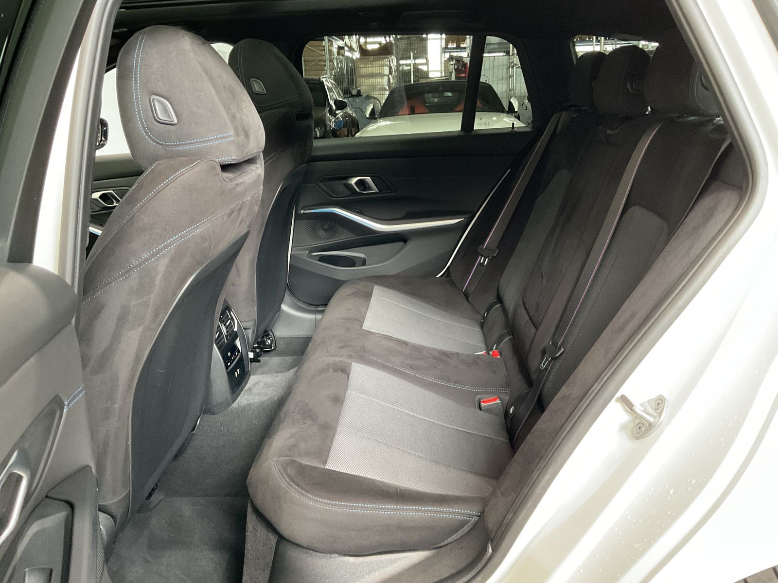 Fahrzeugabbildung BMW 330i xDrive | M Sportpaket pro | Panorama-Glasda