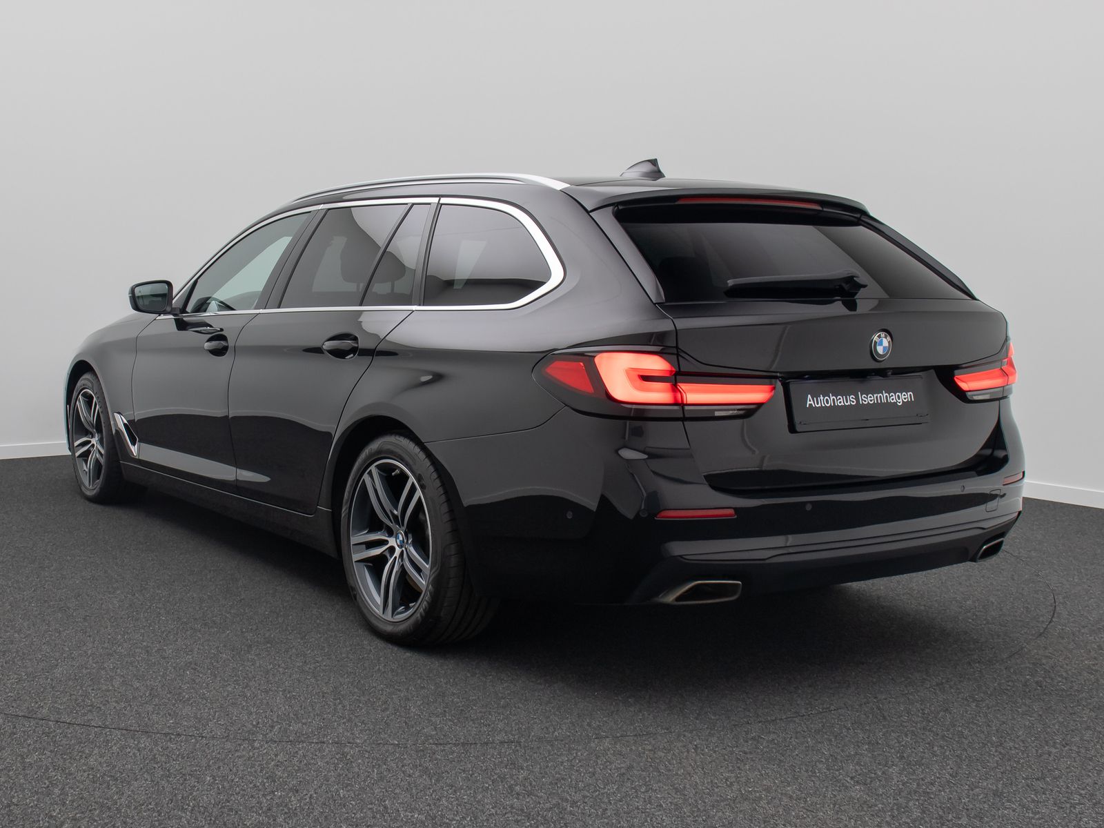 Fahrzeugabbildung BMW 530d xD Alarm HUD DAB Kamera DisplayKey Panorama