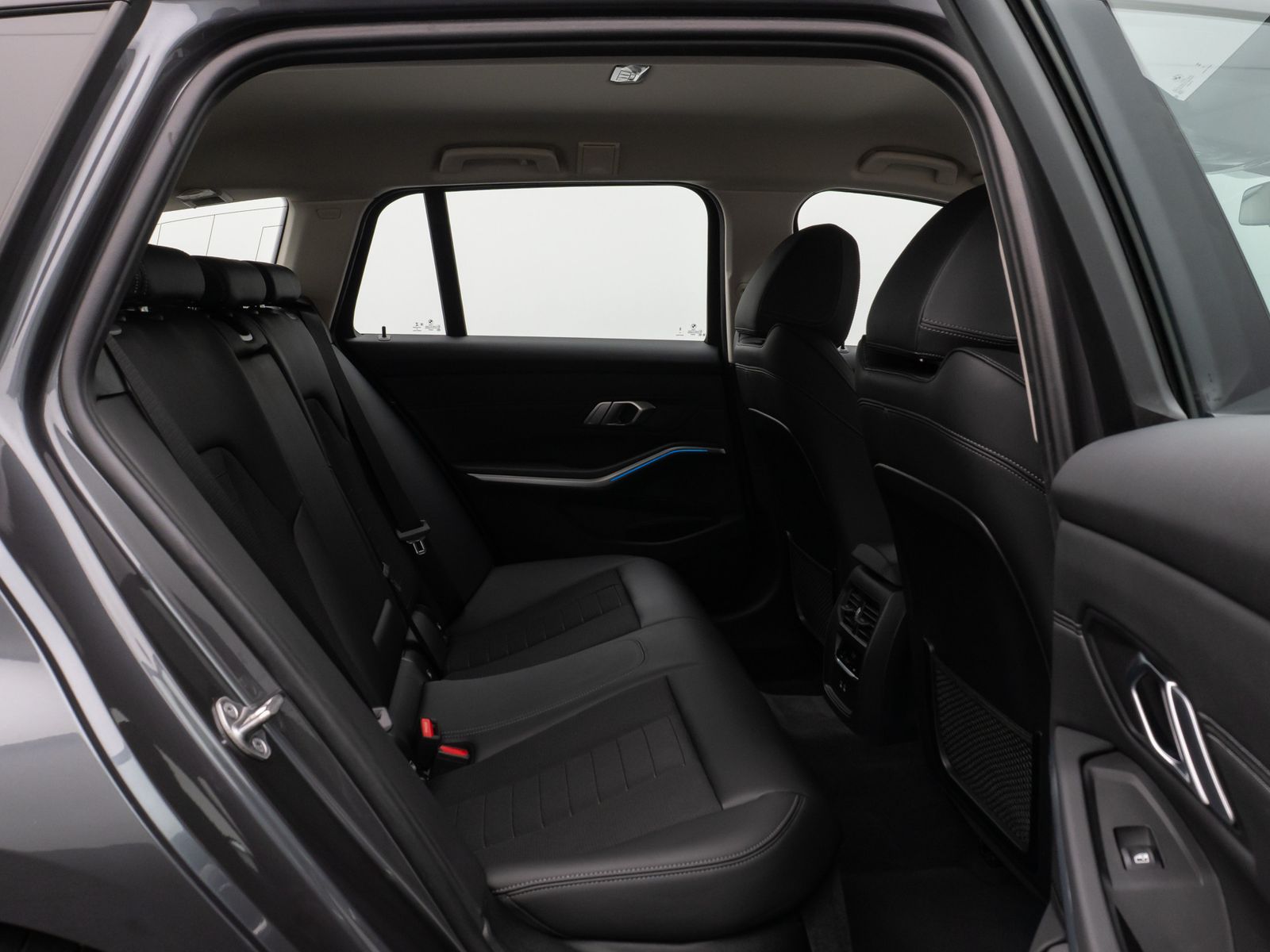 Fahrzeugabbildung BMW 330e Kamera DAB HiFi DrivingAssist Alarm Sport