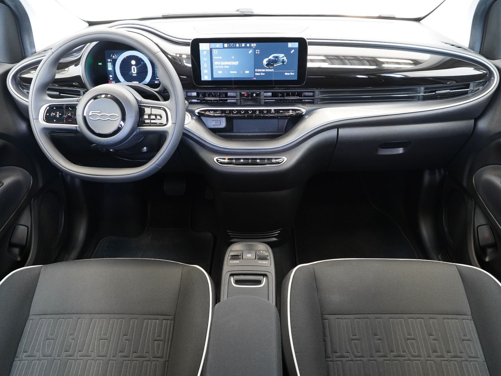 Fahrzeugabbildung Fiat 500e 87KW/42kWh/DC-LADEN/CARPLAY/DAB/SOH/KAMERA