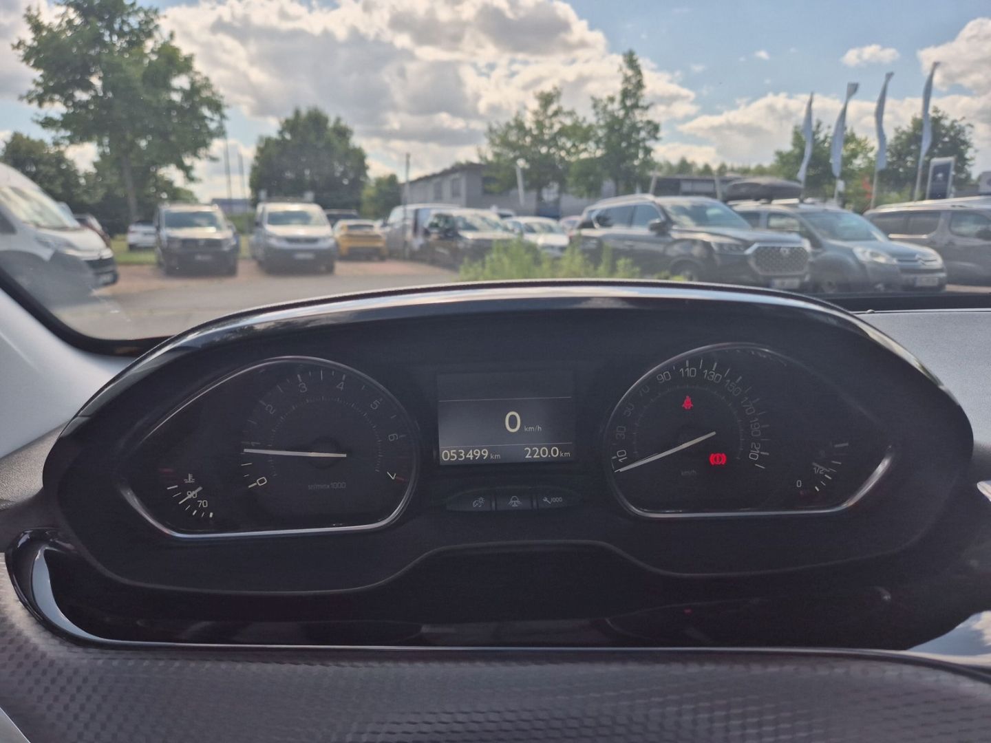 Fahrzeugabbildung Peugeot 2008 1.2 Allure PT 110 Panorama Navi CarPlay SHZ