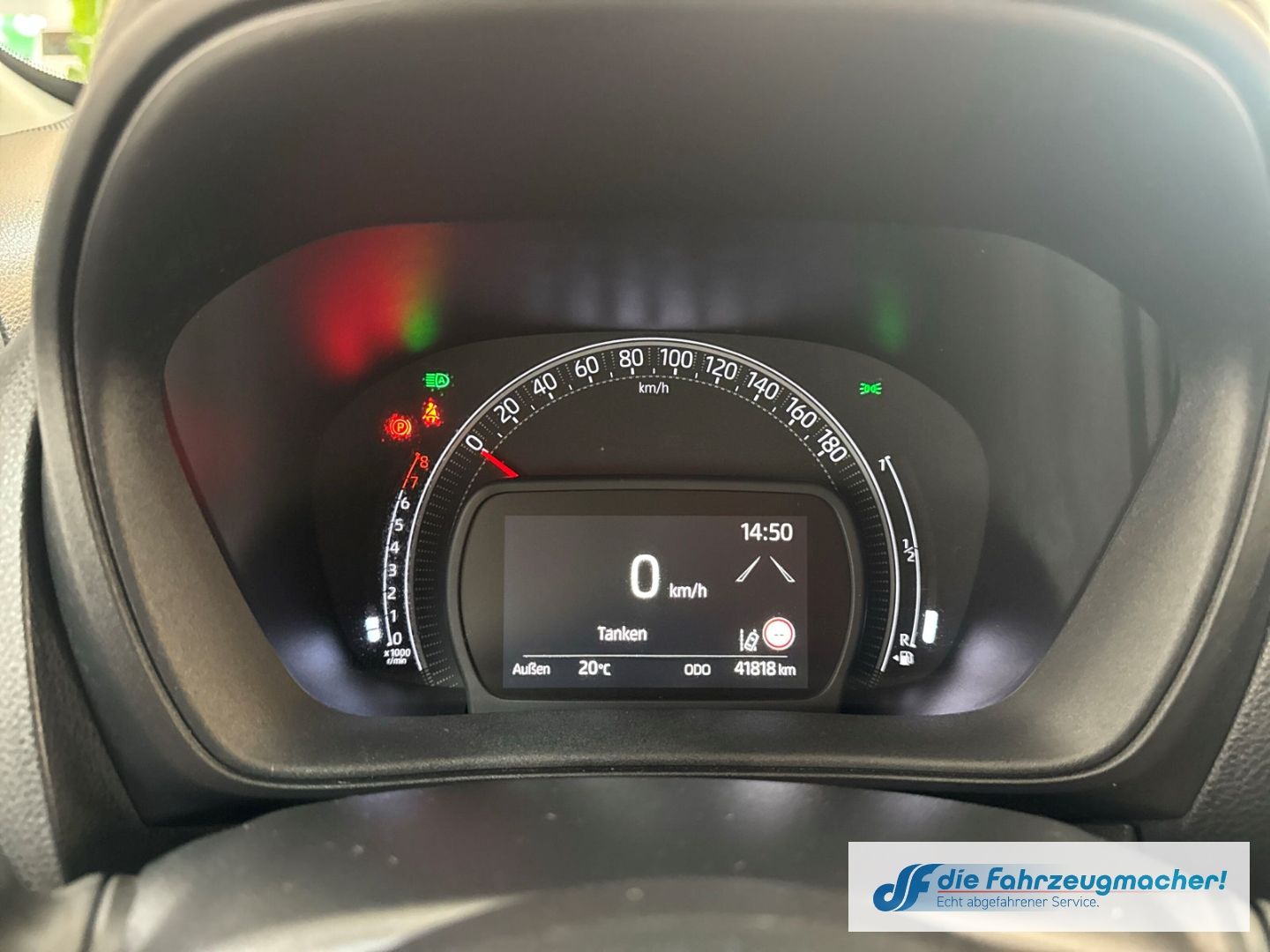 Fahrzeugabbildung Toyota Aygo X Play Apple CarPlay Android Auto Mehrzonen