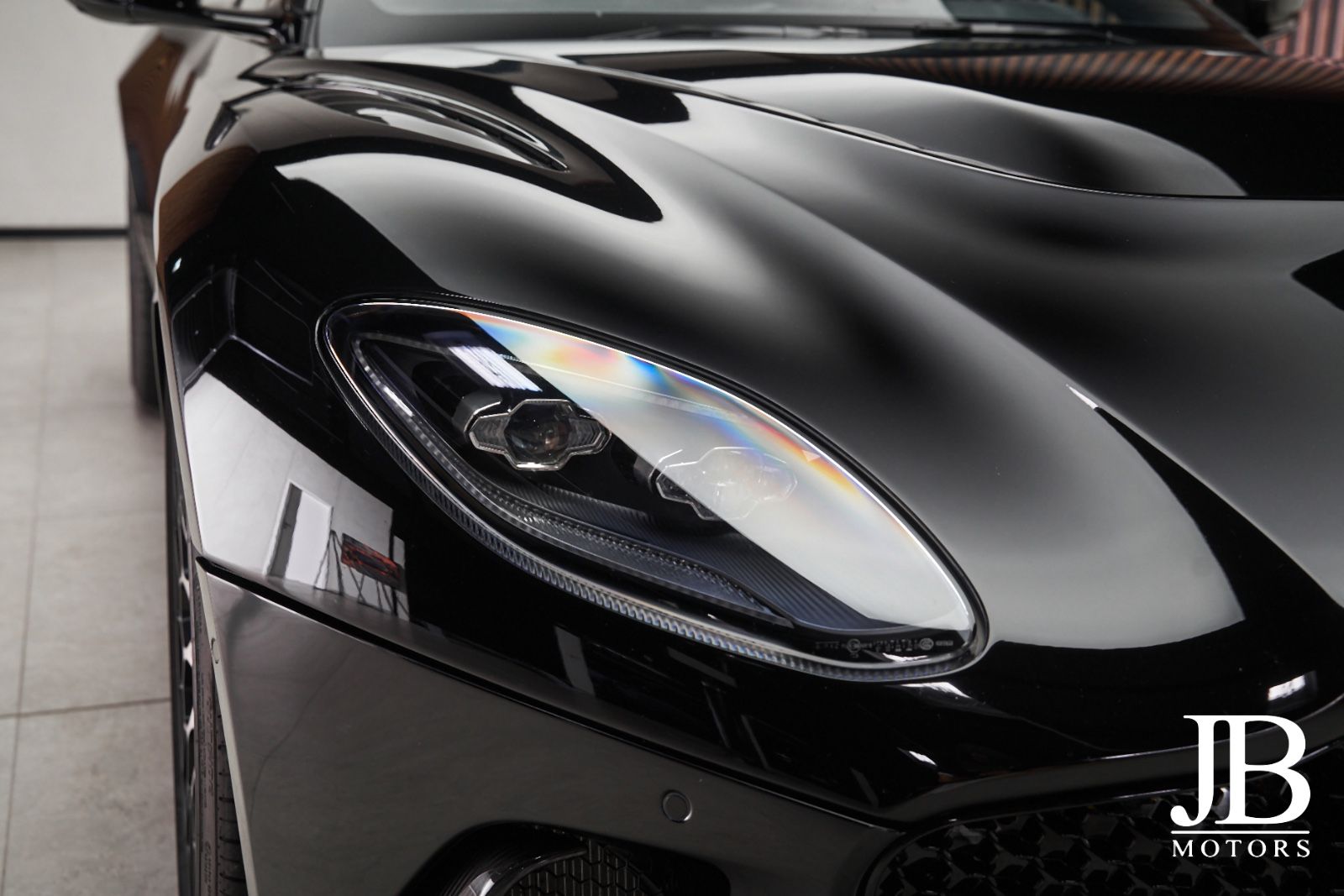 Fahrzeugabbildung Aston Martin DBS V12 770 Ultimate Carbon Performance Seats