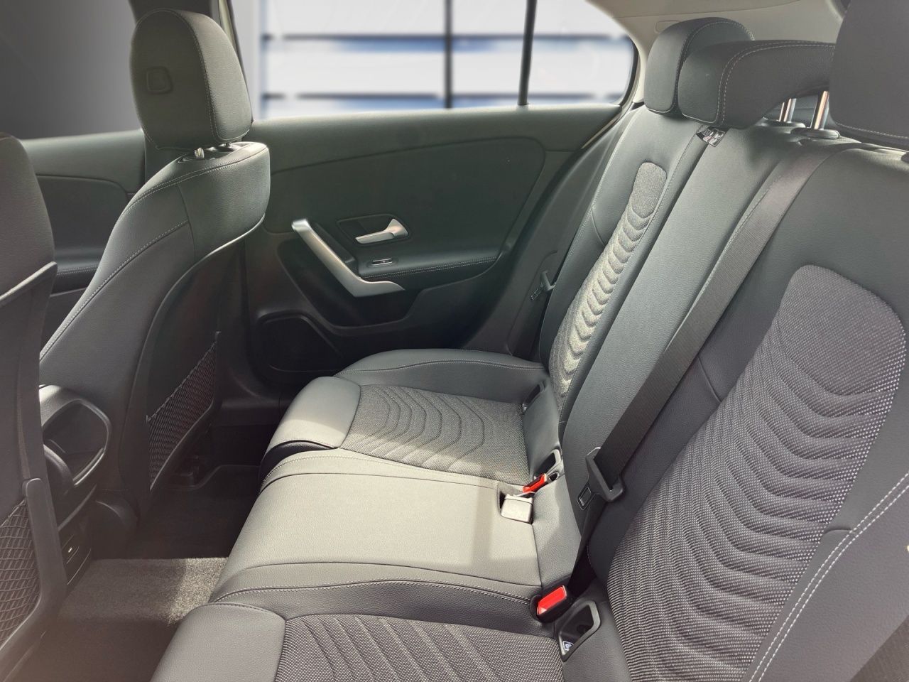 Fahrzeugabbildung Mercedes-Benz A 220 4M ALLRAD+AHK+DISTRONIC+MULTIB+LHZG+360°++