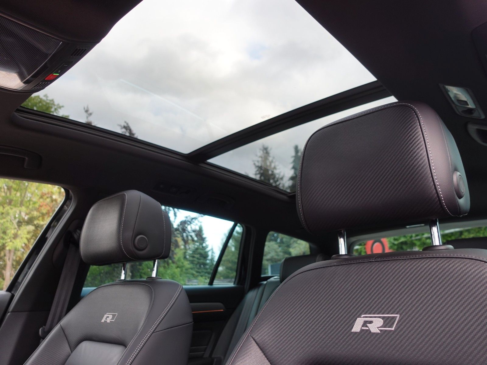 Fahrzeugabbildung Volkswagen Passat Variant 1.5 TSI OPF DSG R Line Pano/HarmK
