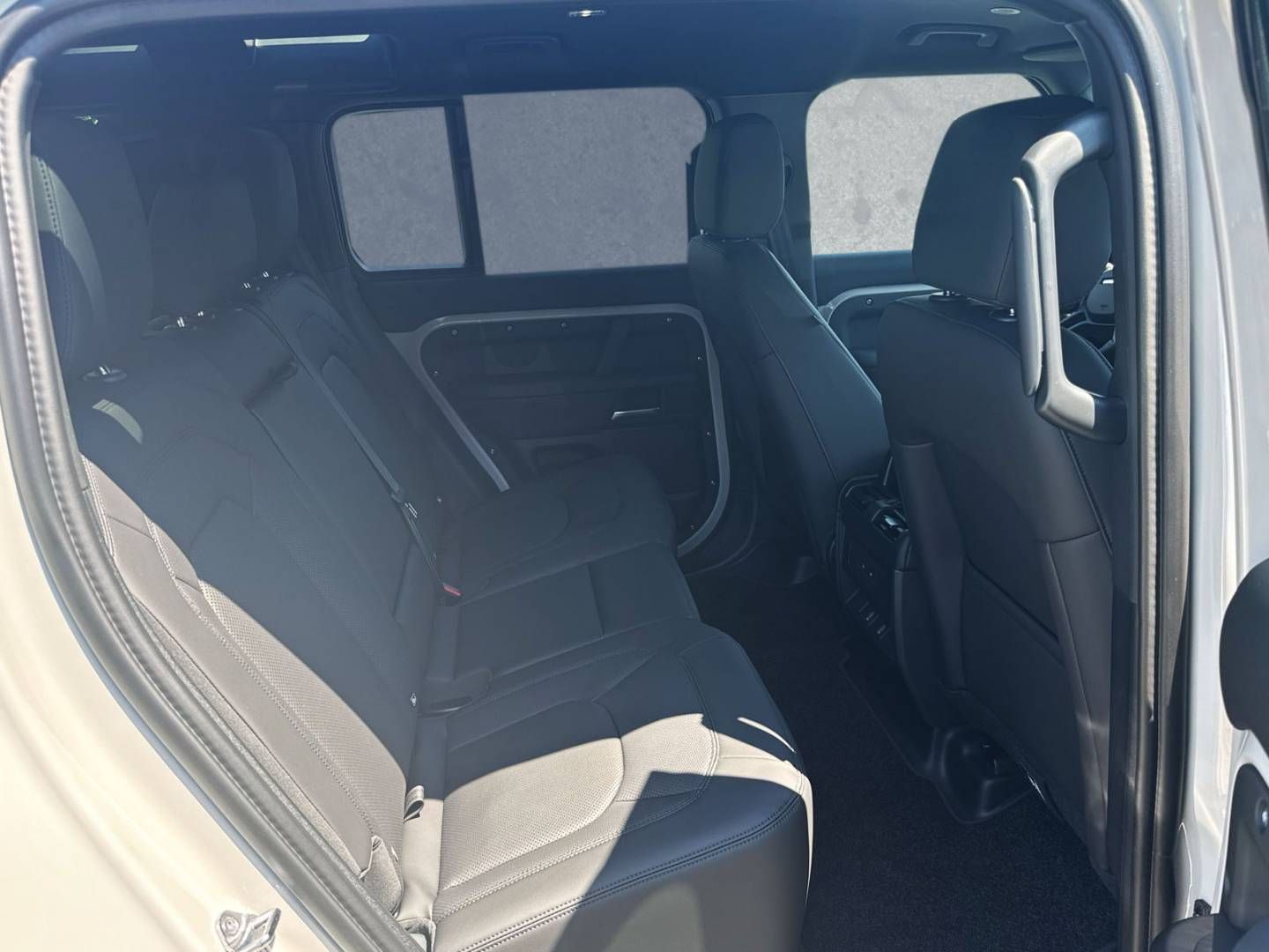 Fahrzeugabbildung Land Rover Defender 110 D250 X-Dynamic SE
