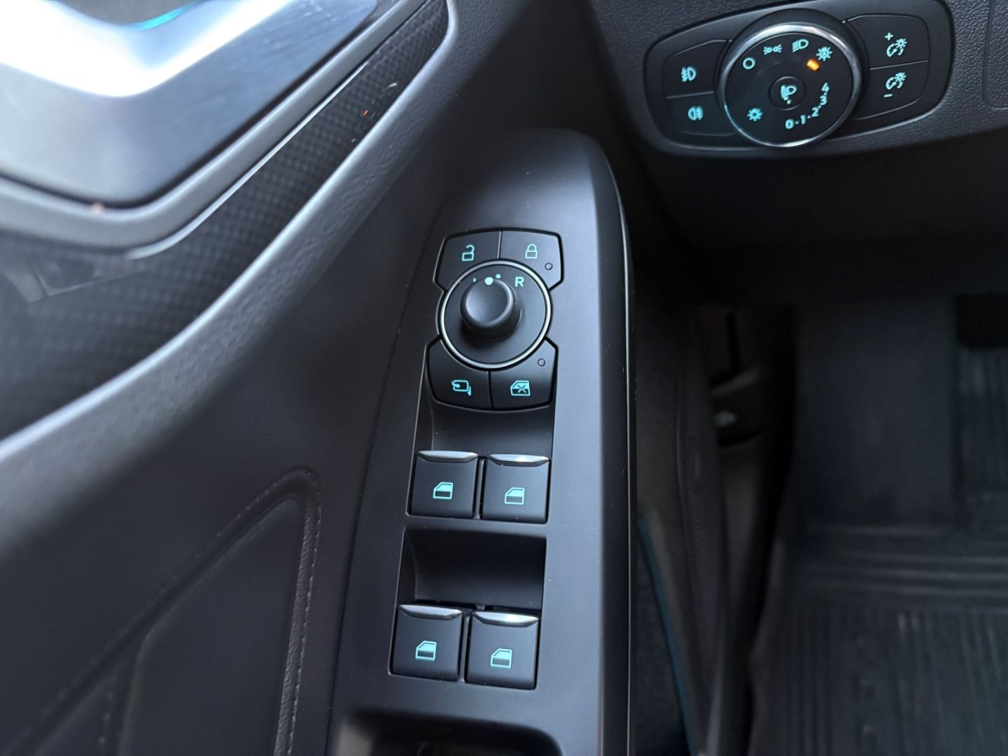 Fahrzeugabbildung Ford Focus Turnier ST-Line X MHEV AHK Kamera Navi LED