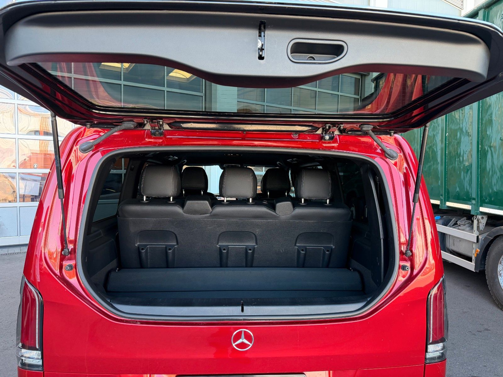 Fahrzeugabbildung Mercedes-Benz V 300 d AVA 4MATIC Liege AHK2,5to AIRMATIC Stdh